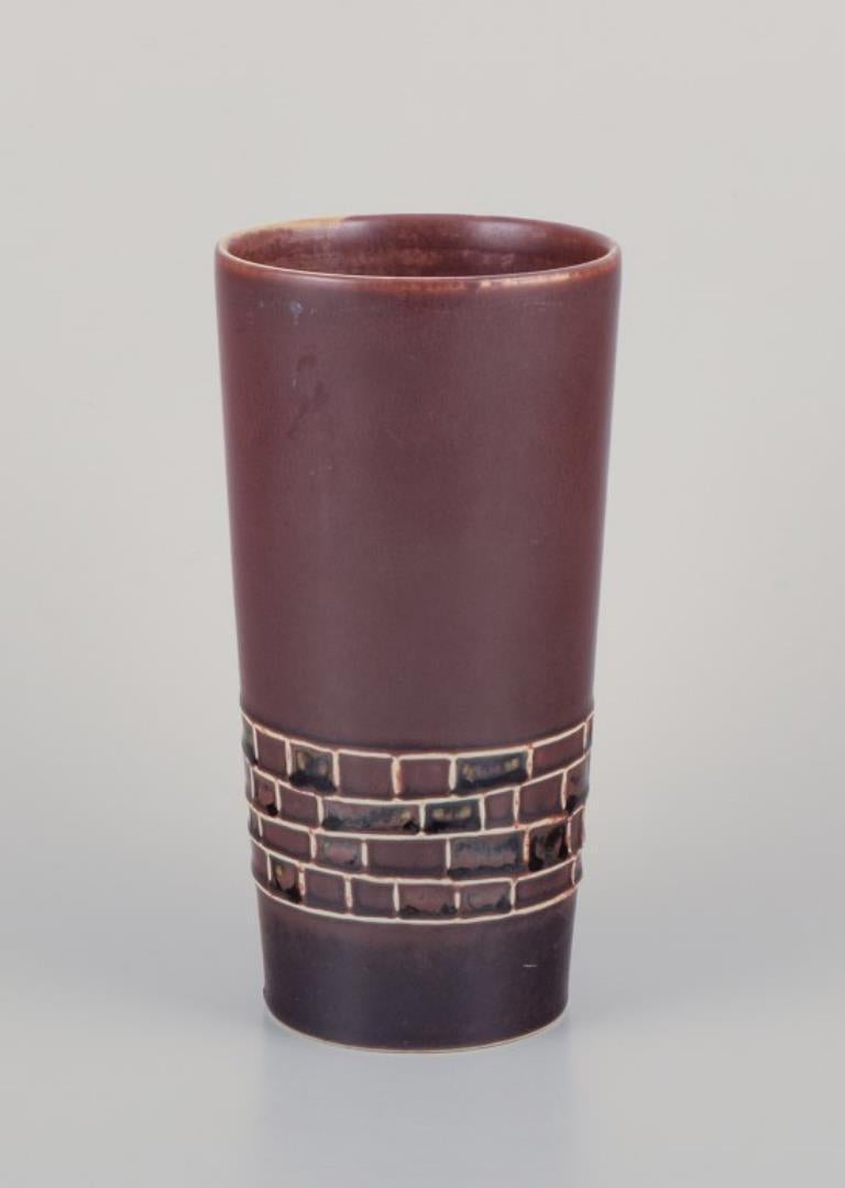 Scandinave moderne Hertha Bengtsson pour Rörstrand. Vase en céramique avec glaçure dans les tons de brun. en vente