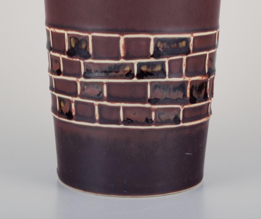 Suédois Hertha Bengtsson pour Rörstrand. Vase en céramique avec glaçure dans les tons de brun. en vente