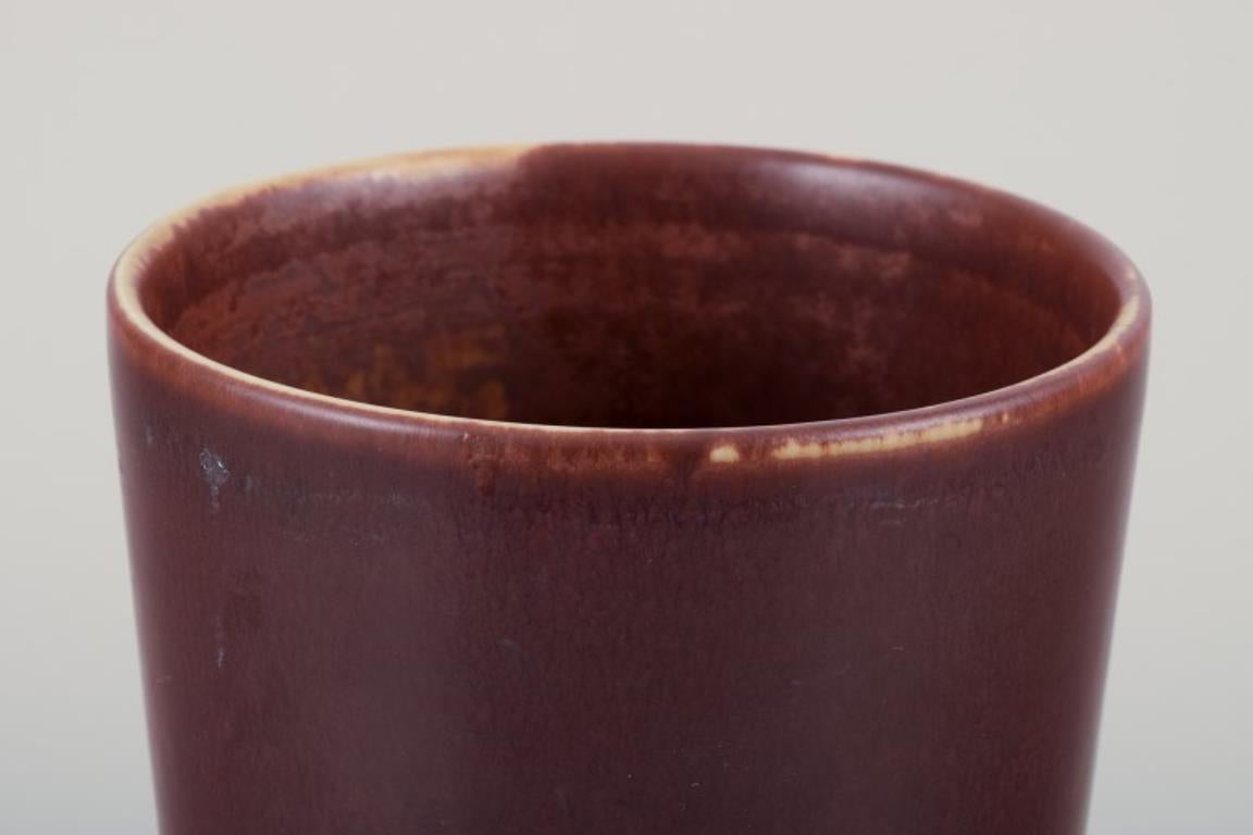 Hertha Bengtsson pour Rörstrand. Vase en céramique avec glaçure dans les tons de brun. Excellent état - En vente à Copenhagen, DK