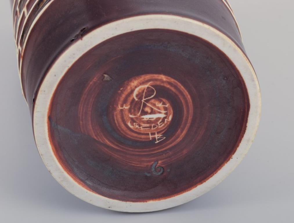 Milieu du XXe siècle Hertha Bengtsson pour Rörstrand. Vase en céramique avec glaçure dans les tons de brun. en vente