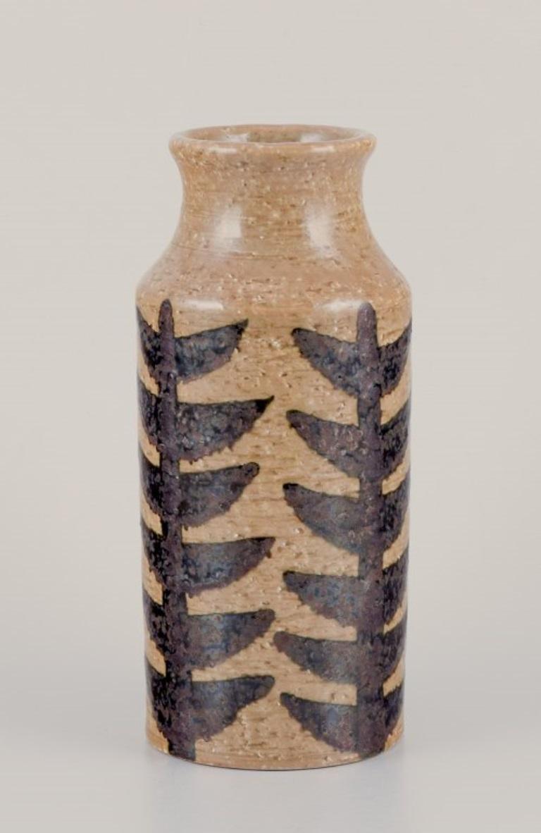 Hertha Bengtsson (1917-1993) per Rörstrand Atelje. 
Grande vaso cilindrico in ceramica.
Design modernista.
Circa 1970.
Contrassegnato.
Condizioni perfette.
Dimensioni: Altezza 24,0 cm. x diametro 10,5 cm.