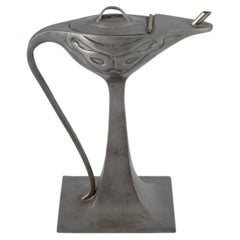 Hertz & Ballin, cruche/ lampe à huile sur pied en étain fait main dans le style Art nouveau. 