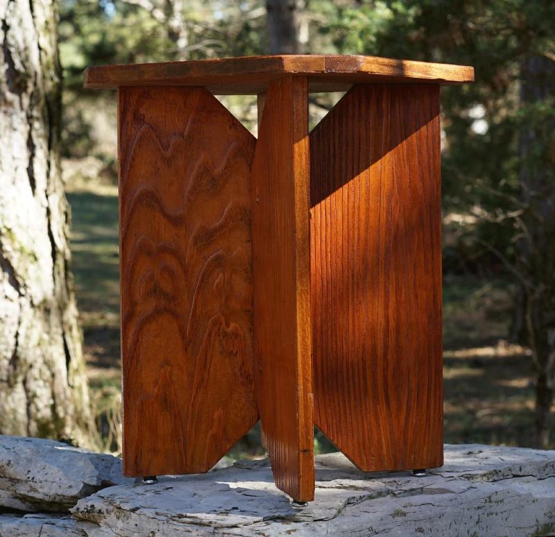 Tabouret ou table d'appoint d'Hervé Baley. Réalisé en pin d'Orgeon sur bois structuré. c. 1991-1996.