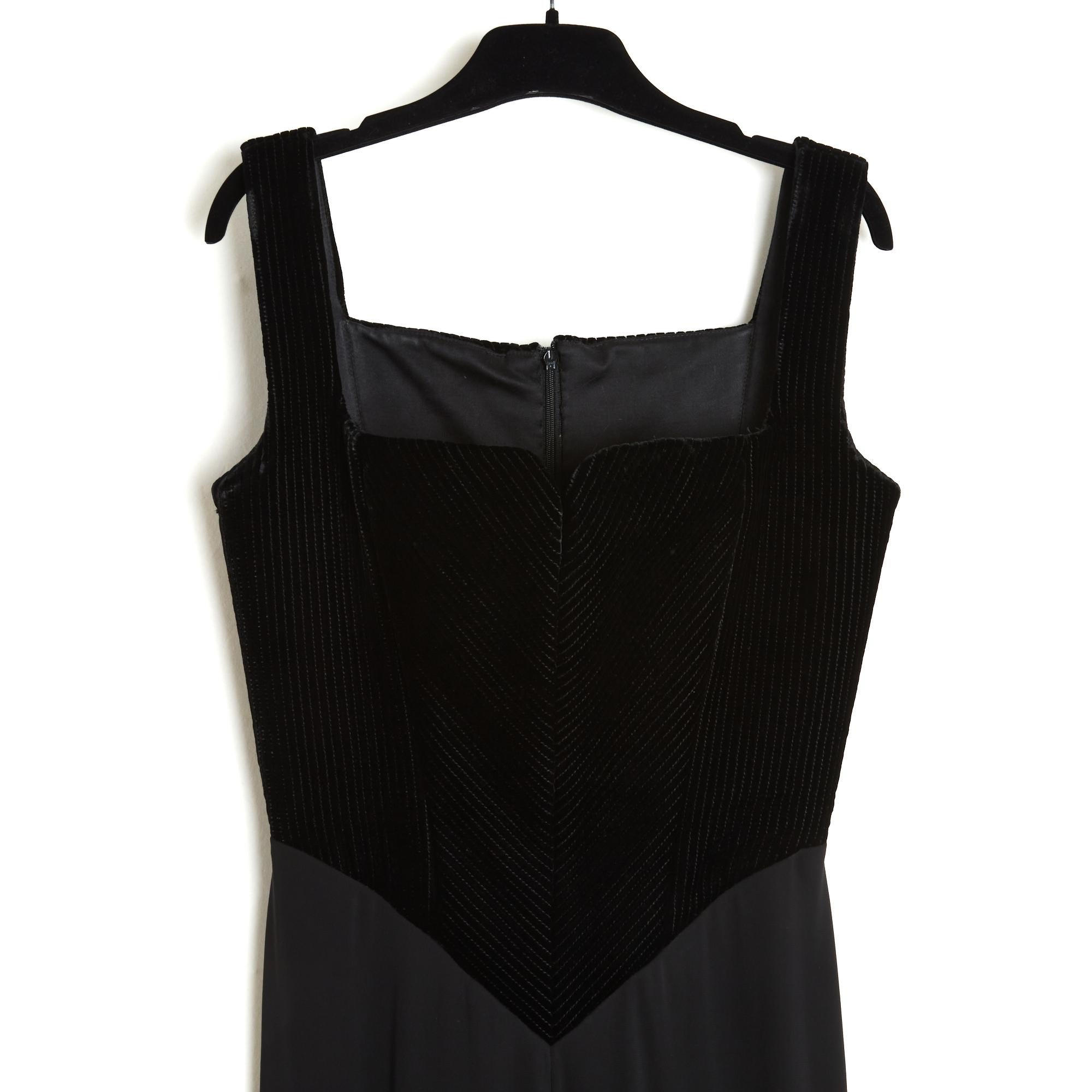 Kleid von Hervé Léger, ca. 1990, bestehend aus einem korsettartigen Oberteil aus schwarzem Samt mit feinen vertikalen oder schrägen Rillen, quadratischem Ausschnitt mit Schlitz vorne und Spitze unten am Schlitz, langem ausgestelltem Rock aus weichem