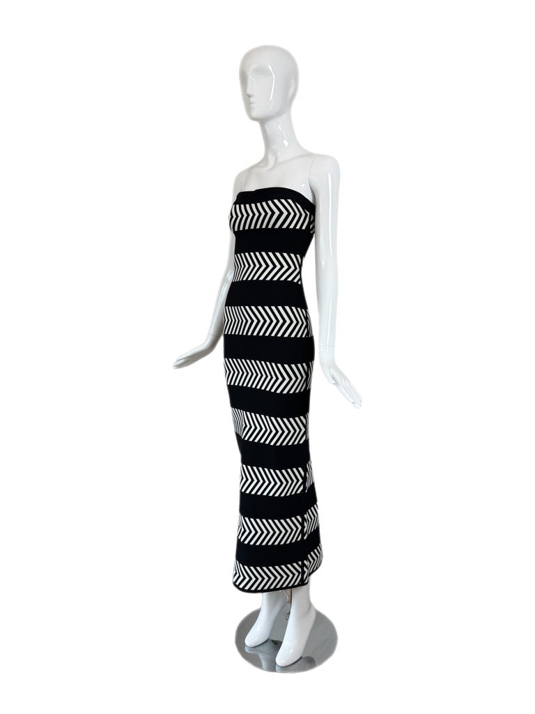 black and white herve leger dress Sleeveless Piping Detail Helena Bandage Gown XS Herve Leger Herve Leger is known for its iconic bandage dresses that celebrate the female form. Herve Leger Off The Shoulder
