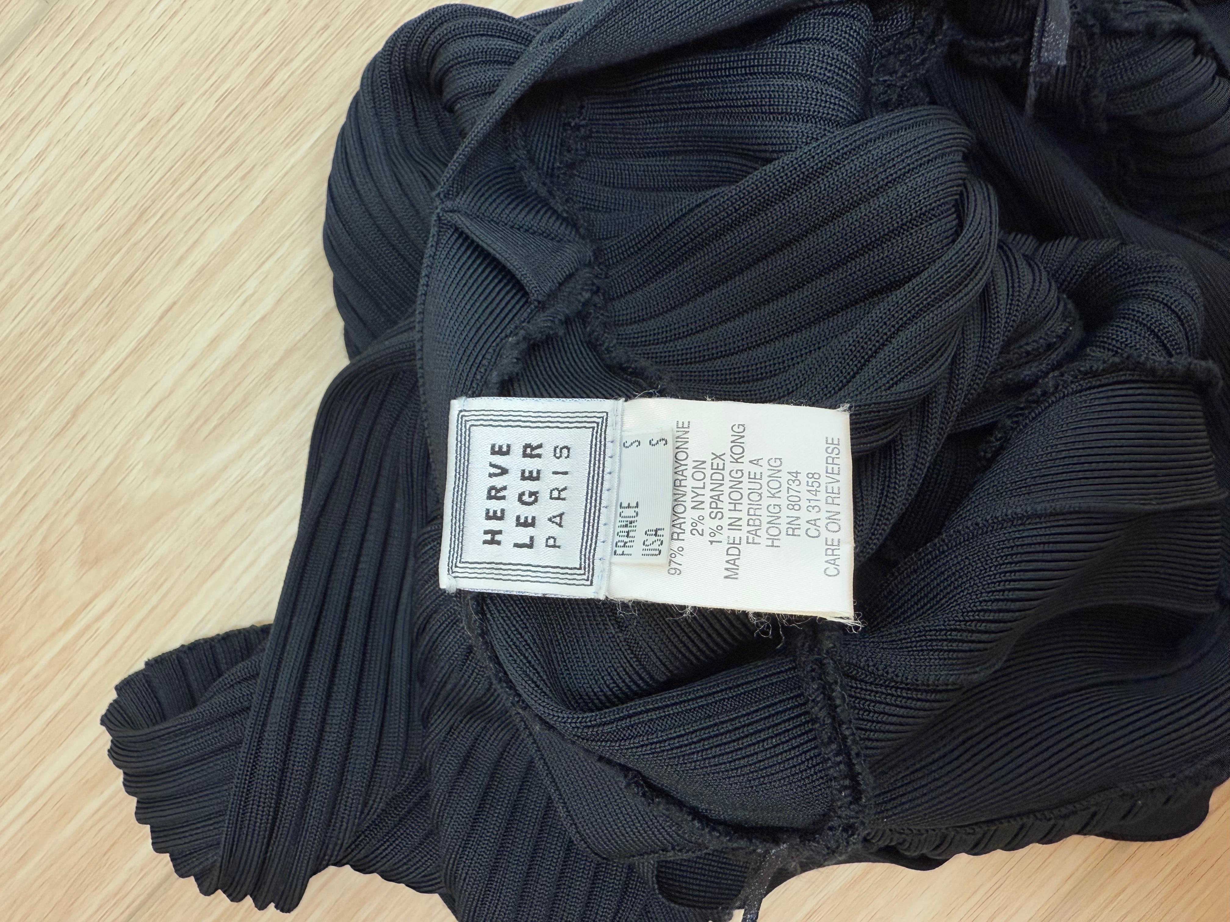Herve Leger
1990's
Vintage
Noir de jais
Pullover
Arcs
Taille petite
impeccable
Mesures en pouces à plat : longueur 36, d'une fente à l'autre 13 à 16, taille la plus petite 12 à 14

Vente finale