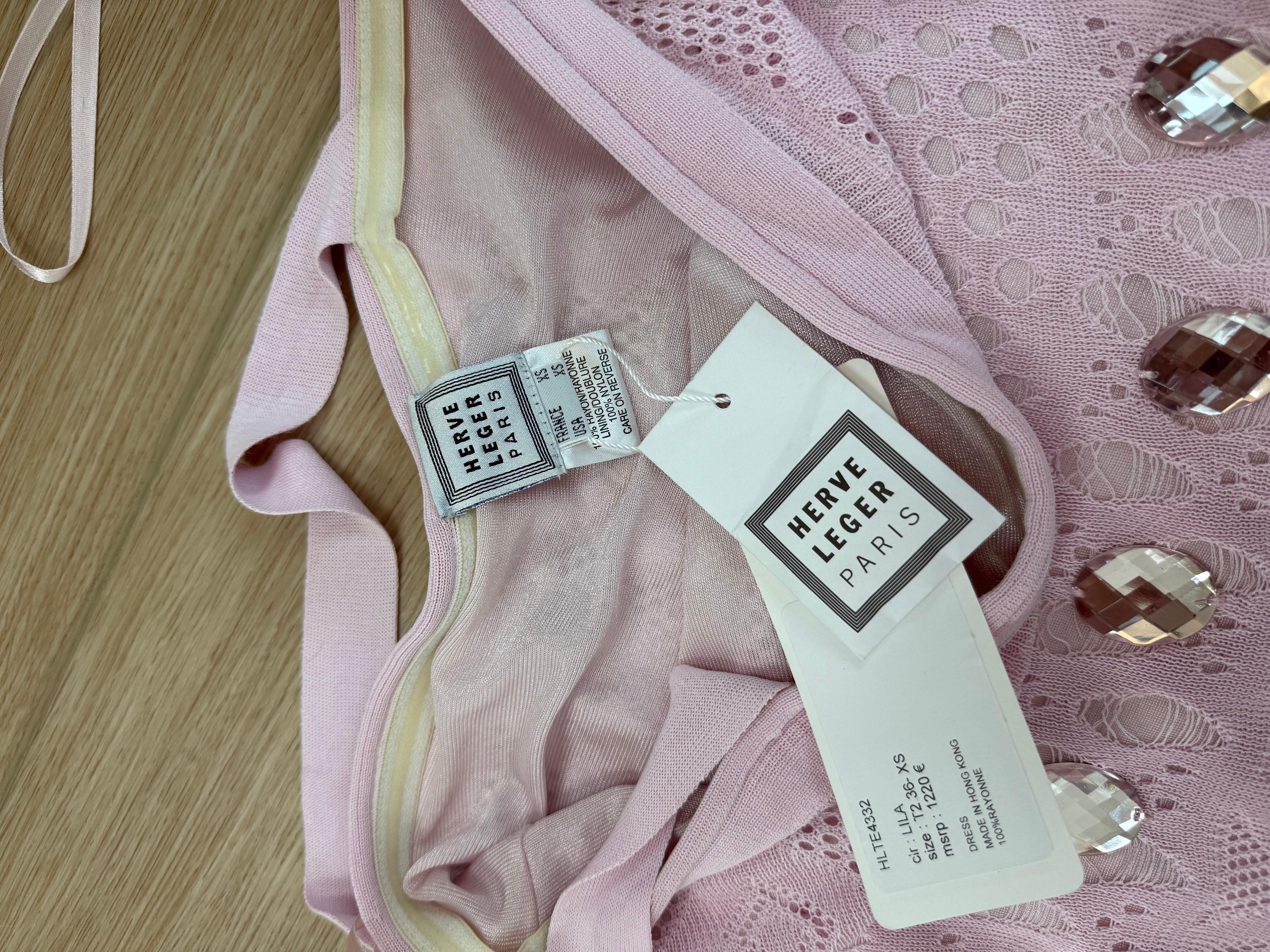 Herve Leger
1990's
Vintage
Cool toned baby pink bordering on lilac
Clear crystals
Invisible side zip
Lined up to right under the knee
Size XS
NWT's, some crystals could be re-stitched
Measurements in inches laying flat: length 45, pit to pit 15,