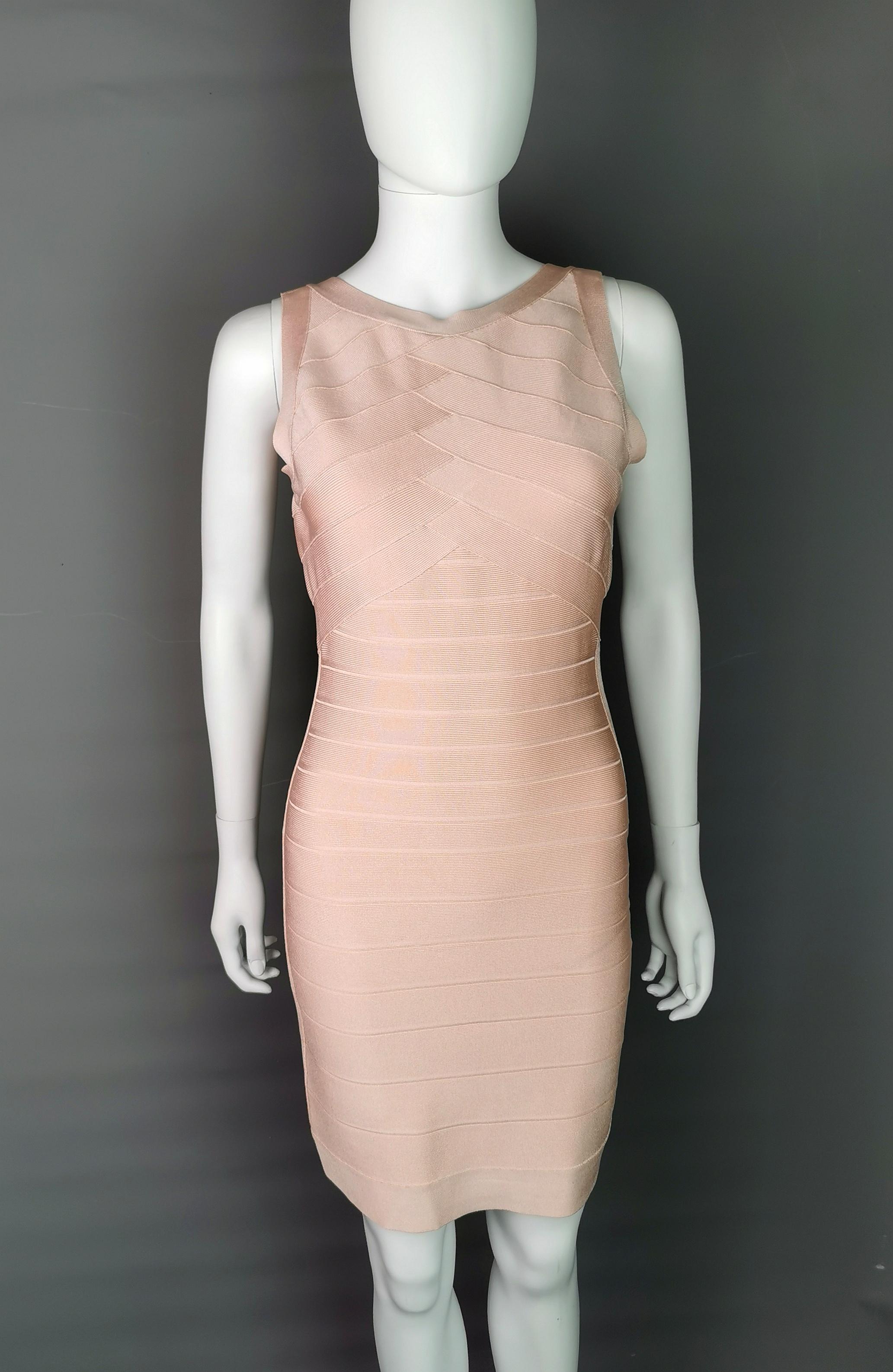 Llama la atención con este impresionante vestido bandage de Herve Leger.

Icónico vestido ceñido a la figura en el característico estilo vendaje, con un corte en la espalda estilo corredor que le da un poco más de atrevimiento, ¡no es que lo