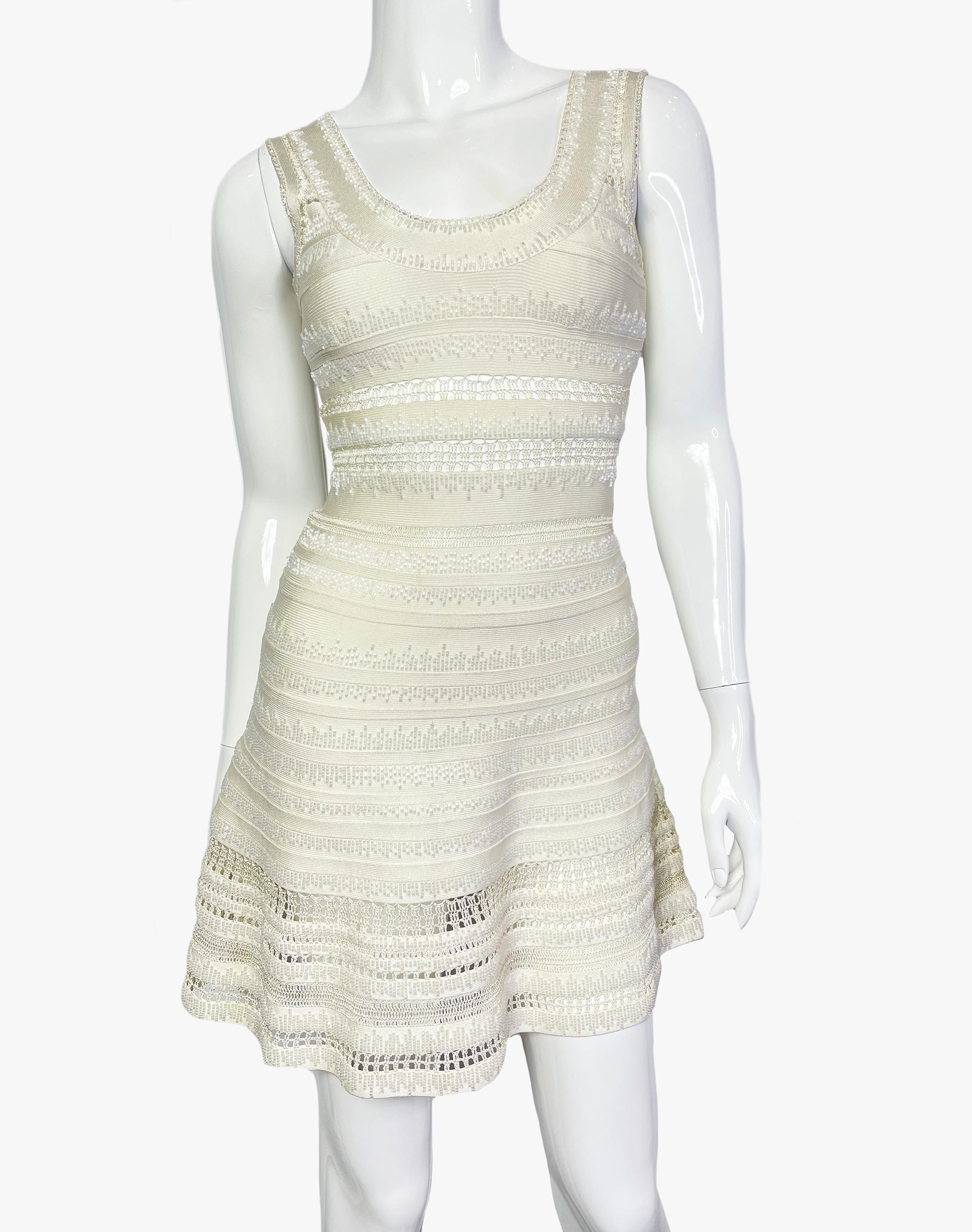 Herve Leger bandage dress embroidered with beads.
Period: 2000s
Sleeveless, fastens with a zipper at the back.
Size: XS
Condition: good, here are a few stains. 

........Additional information ........

- Photo might be slightly different from
