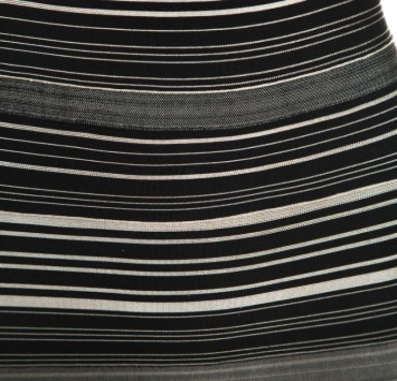 Fai spazio nel tuo armadio per questo elegante abito della maison Herve Leger. Progettato per un look all'avanguardia, questo abito bicolore è favoloso per qualsiasi evento. È realizzato in un mix di tessuti con l'iconico stile a fascia e