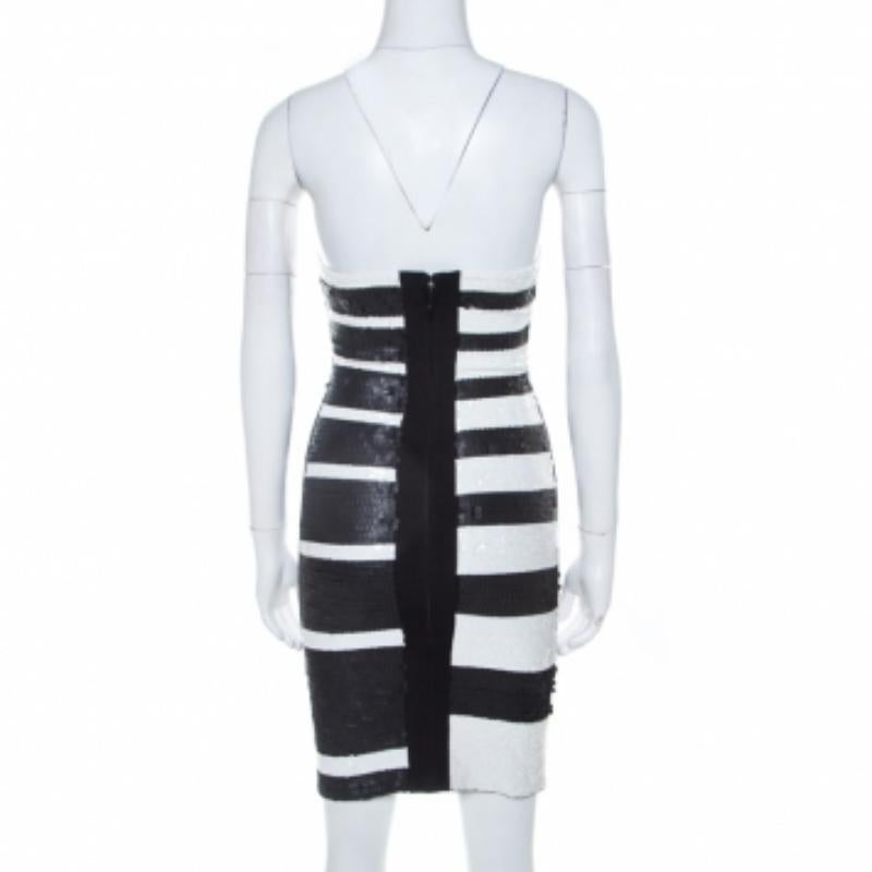 Questo squisito abito di Herve Leger ti attirerà sicuramente l'attenzione ogni volta che uscirai. Vai sul sicuro e abbina questa creazione nera a scarpe e pochette. Questo delizioso abito in tessuto misto è una scelta azzeccata per qualsiasi evento