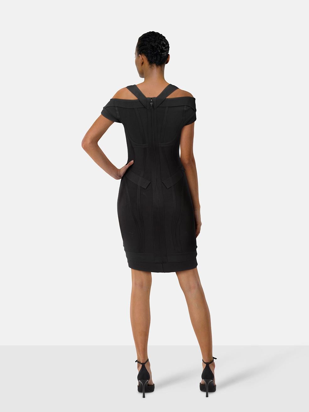 CONDITION ist sehr gut. Kaum sichtbare Abnutzungserscheinungen am Kleid sind bei diesem gebrauchten Herve Leger Designer-Wiederverkaufsartikel zu erkennen.
 

 

 

 Einzelheiten
 

 

 Schwarz
 

 Rayon
 

 Kleid
 

 Bodycon
 

 Dehnbar
 


