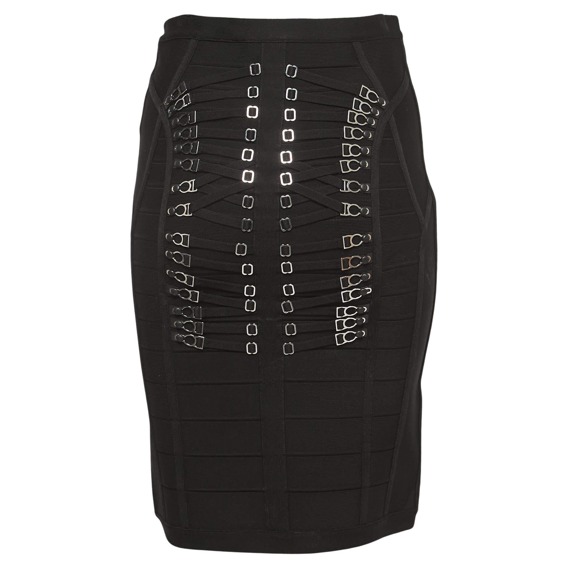 Experience the charm of designer clothing with this gorgeous skirt. Made from quality fabrics, the skirt has a simple allure and a great fit. Pair it up with a tailored blouse or a simple top and high heels.

