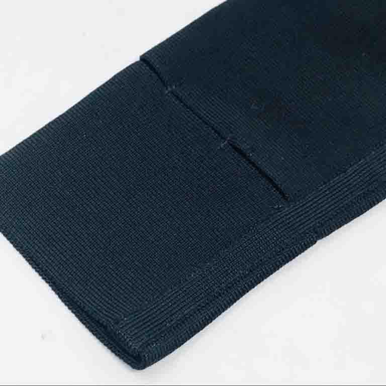 Ce gant unique en tricot noir à bandes, à une manche ou sans doigts, est une pièce unique pour ajouter une touche à votre tenue. Associez-la à une robe ou une robe en tricot sans bretelles ou sans manches.

Taille unique
Tricot
Longueur - 19