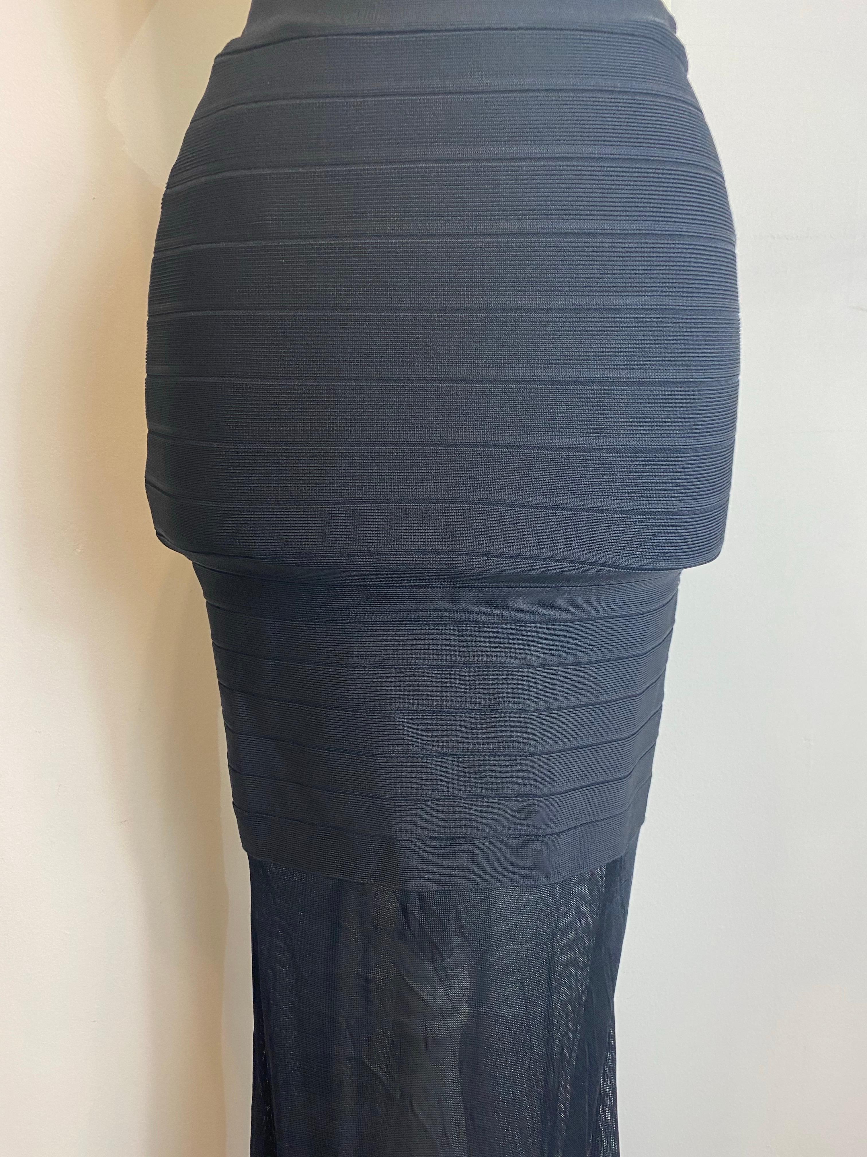 Schwarzer langer Rock von Herve Leger.
Größe S.
Das Label für die Zusammensetzung ist nicht vorhanden.
Taille 30 cm.
Länge 130 cm.
Guter Zustand, hat Mängel wie auf den Fotos zu sehen.