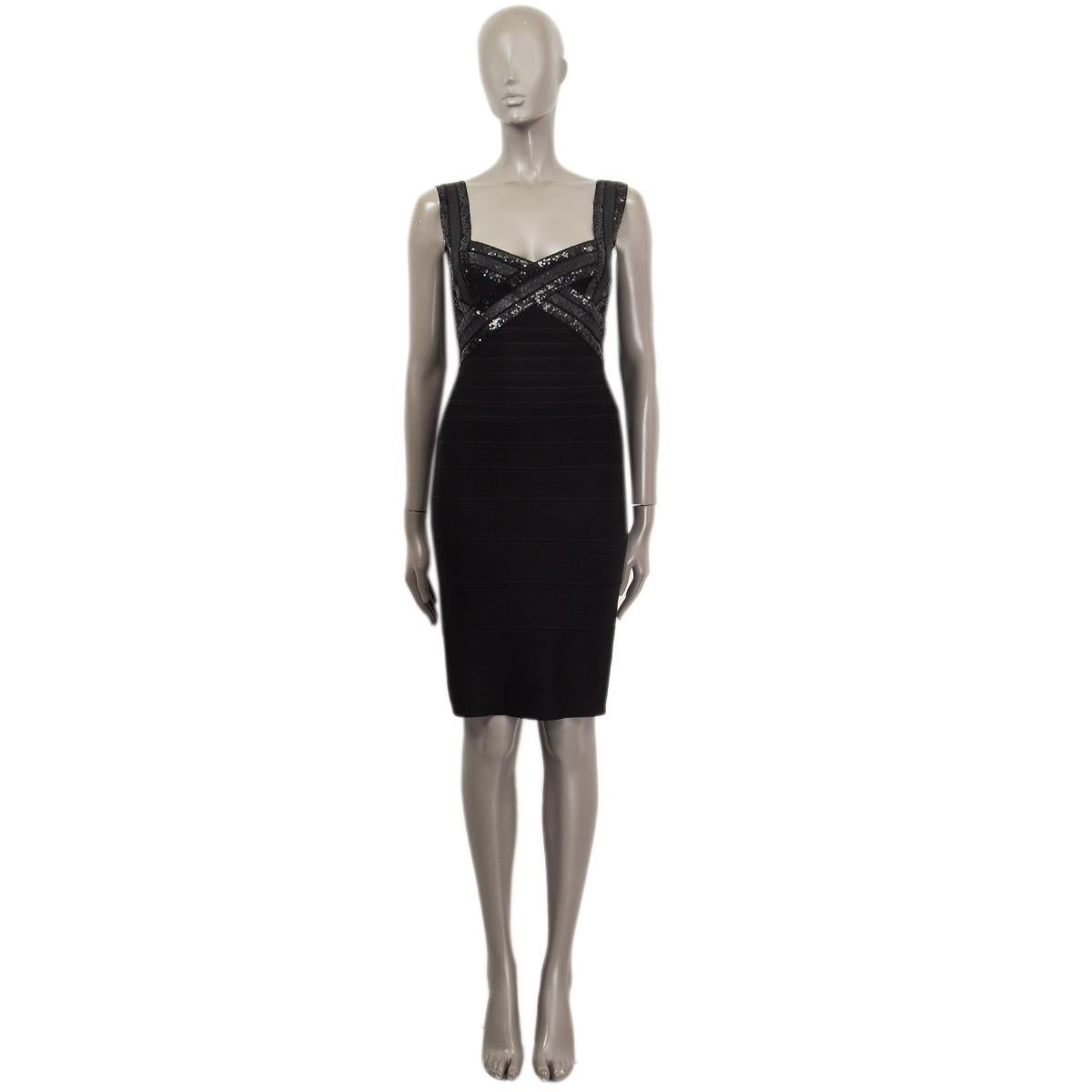 100% authentique robe bandage sans manches Herve Leger en rayonne noire (90%), nylon (9%) et spandex (1%). Embelli de paillettes noires sur le devant et le dos. Se ferme par un crochet et un œillet et une fermeture à glissière dissimulée dans le