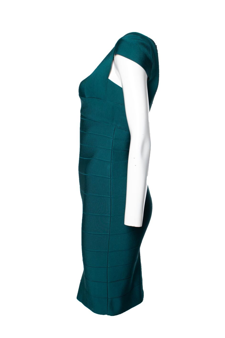 Herve Leger, Bodycon dress in green. The item is in good condition.

• CONDITION: good condition 

• SIZE: S 

• MEASUREMENTS: length 89 cm, width 39 cm, waist 29 cm, shoulder width 43 cm, sleeve length 5 cm

• MATERIAL: 90% rayon 9% nylon 1%
