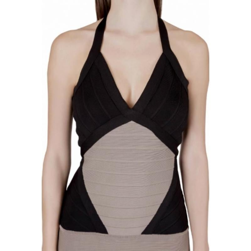 Herve Leger ti propone questo favoloso abito colorblock adatto a tutte le uscite alla moda. Realizzato in modo ingegnoso con bende in maglia, l'abito in misto rayon presenta una chiusura a zip sul retro. Un paio di décolleté complementari e una tote