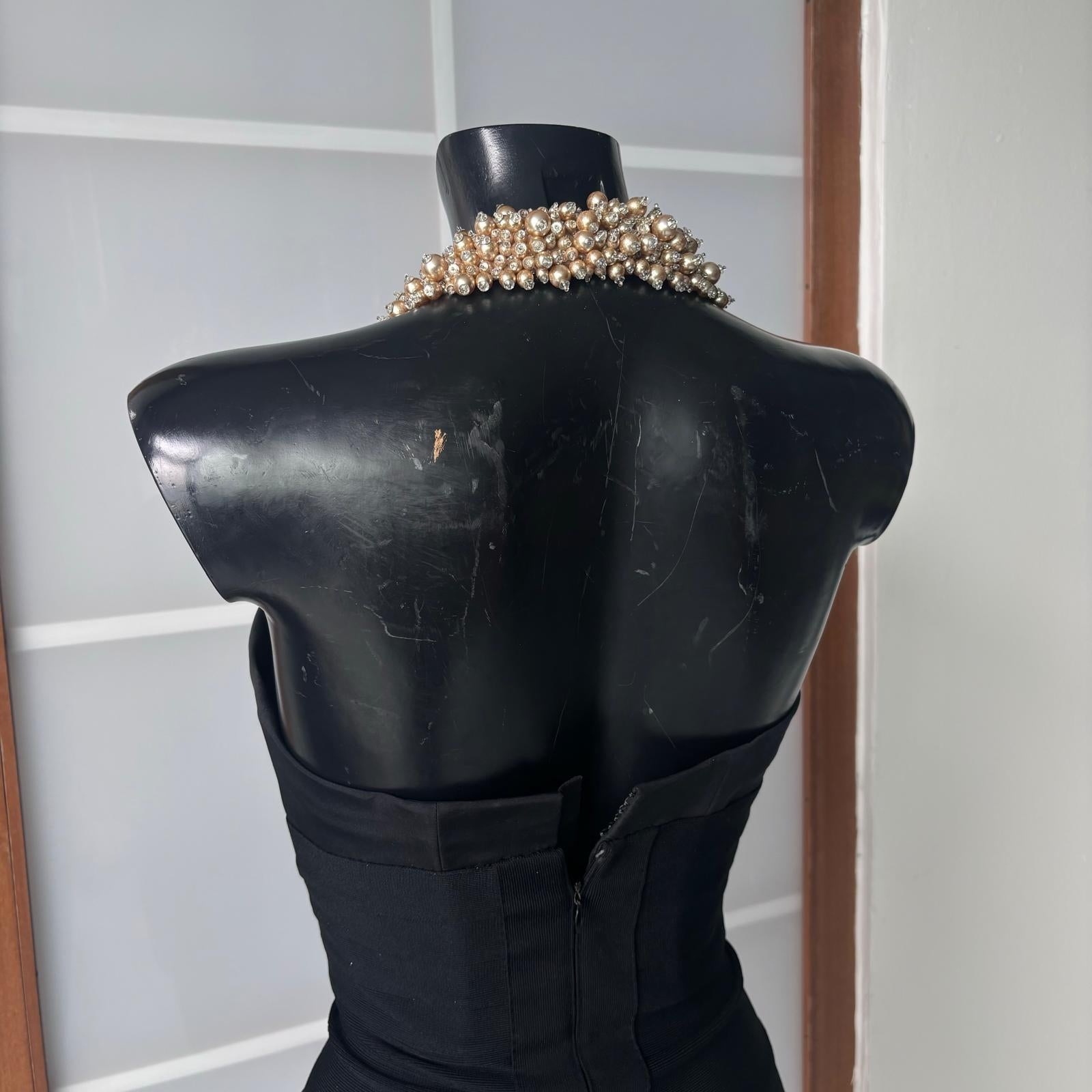 Hervé Léger Couture - Schwarzes Bandagekleid mit Juwelenausschnitt, neuwertig im Angebot 5