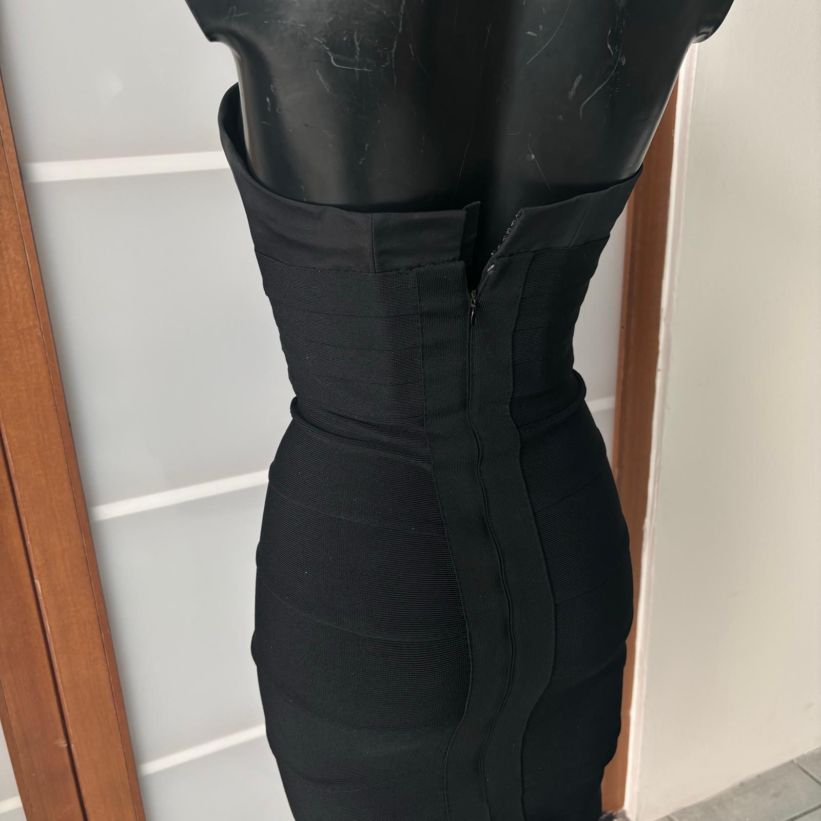 Hervé Léger Couture - Schwarzes Bandagekleid mit Juwelenausschnitt, neuwertig im Angebot 1