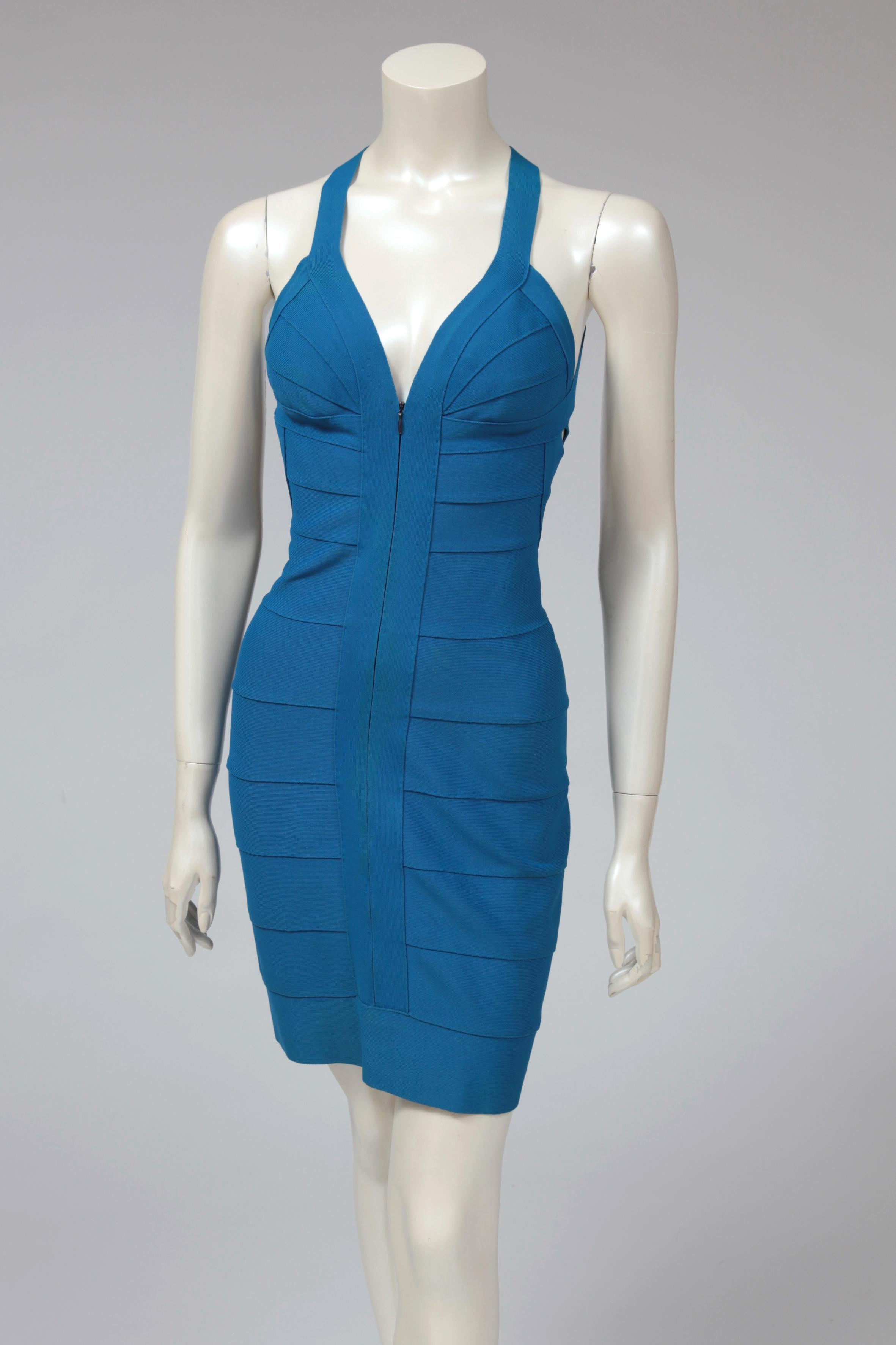 Cette robe bandage couture bleu royal zippée sur le devant (c. 1998) est une signature du créateur Hervé Leger. Chaque bande est cousue à la main pour une finition qui épouse la forme et la silhouette. Ici, le modèle est trop mince, mais cette robe