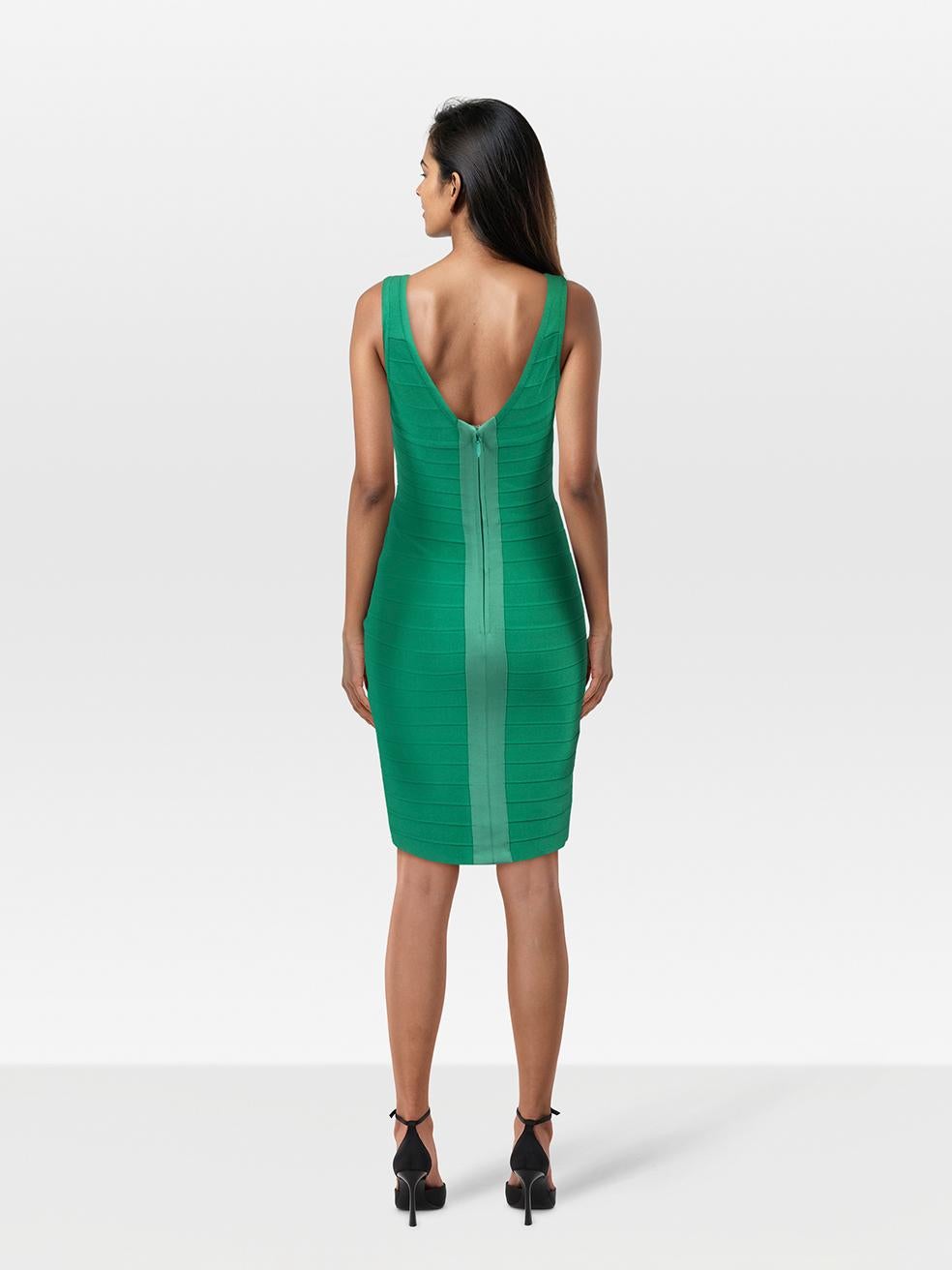 CONDIT ist sehr gut. Das Kleid weist nur minimale Gebrauchsspuren auf. Verfärbungen auf der unteren Vorderseite dieses gebrauchten Herve Leger Designer-Wiederverkaufsartikels.
 

 

 

 Einzelheiten
 

 

 Grün
 

 Rayon
 

 Bandage-Kleid
 

