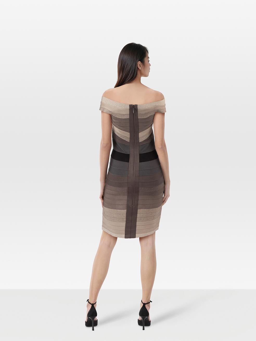 CONDIT ist sehr gut. Das Kleid weist nur minimale Gebrauchsspuren auf. Verfärbungen auf der Vorderseite, dem Rücken und unter beiden Achseln dieses gebrauchten Herve Leger Designer-Wiederverkaufsartikels.
 
 
 
 Einzelheiten
 
 
 Grau
 
 Viskose
 
