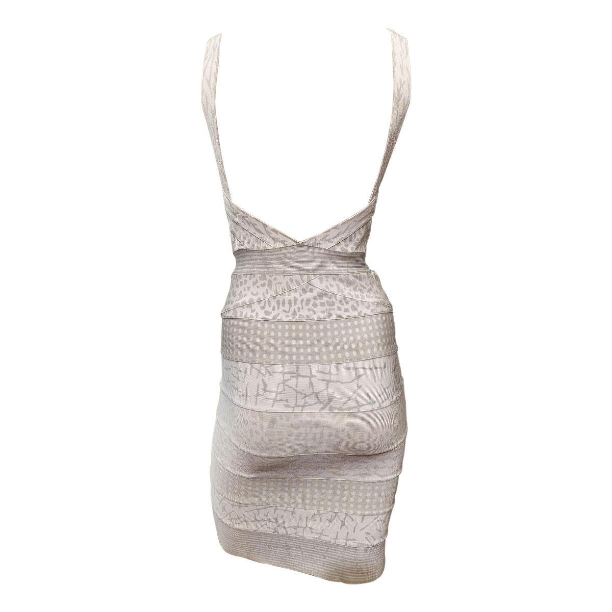Iconic and very beautiful Herve Leger dress
Rayon (90%) Nylon
Stretch 
Grey fancy color
Zip on the front and neckline on the back
Sleeveless
Total length cm 85 (33,46 inches)
Total length cm 97 (38,18 inches)
Worldwide express shipping included in