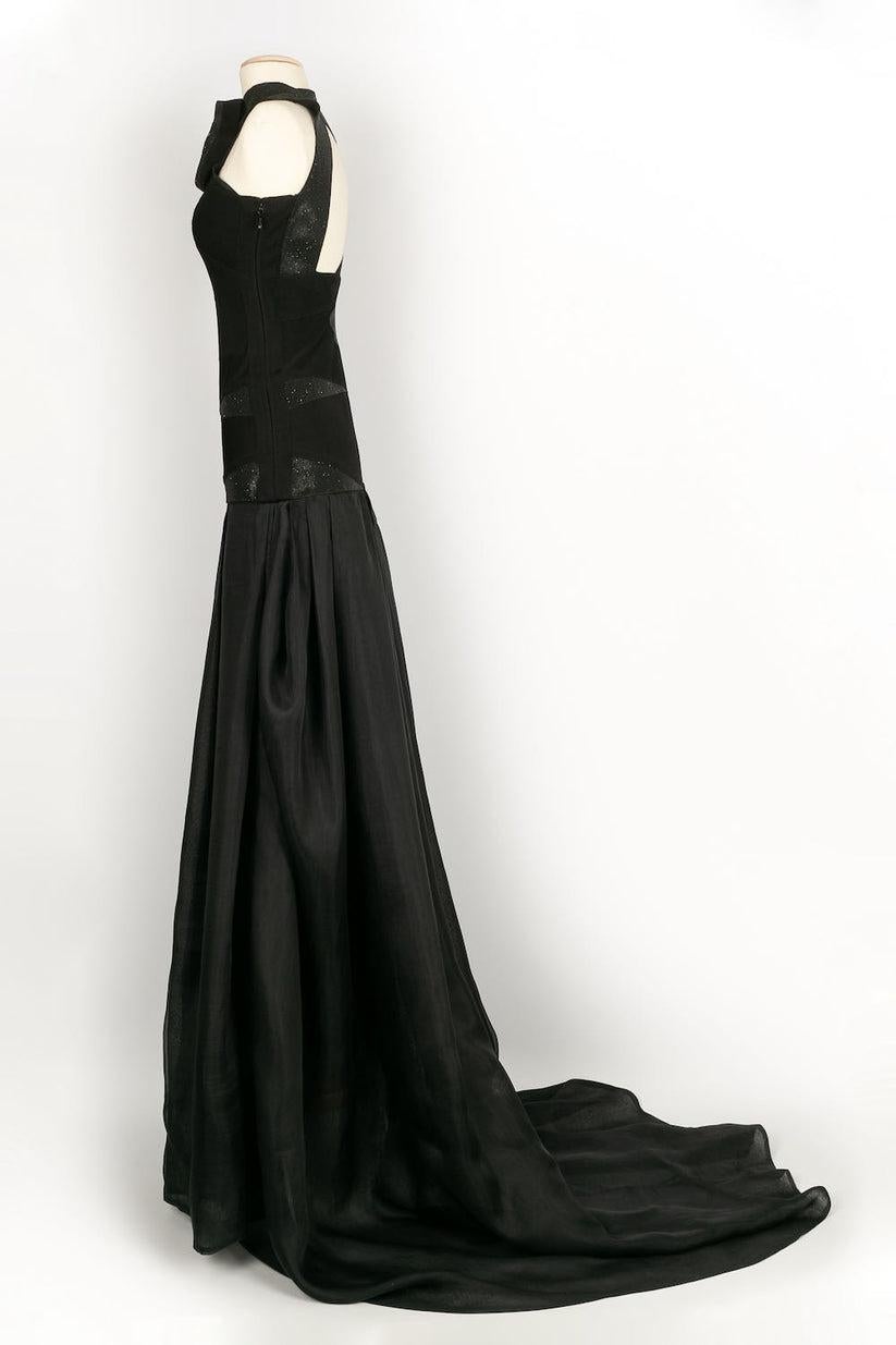 Hervé Léger -Long black dress with elastic bands and an organza train. Size S.

Additional information: 

Dimensions: 
Chest: 48 cm, Minimum length: 170 cm

Condition: Very good condition

Seller Ref number: VR123