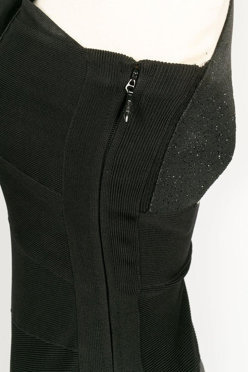 Hervé Léger Longue robe noire avec bandes élastiques et traîne en organza en vente 1