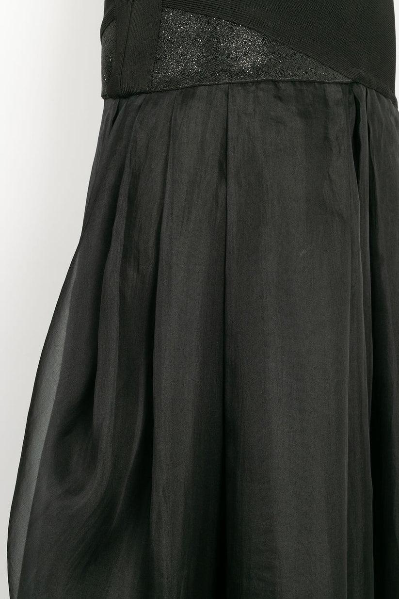 Hervé Léger Longue robe noire avec bandes élastiques et traîne en organza en vente 2