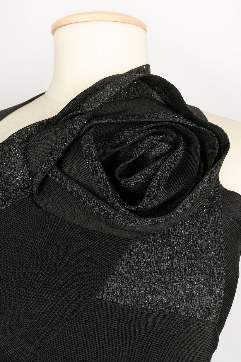 Hervé Léger Longue robe noire avec bandes élastiques et traîne en organza en vente 3