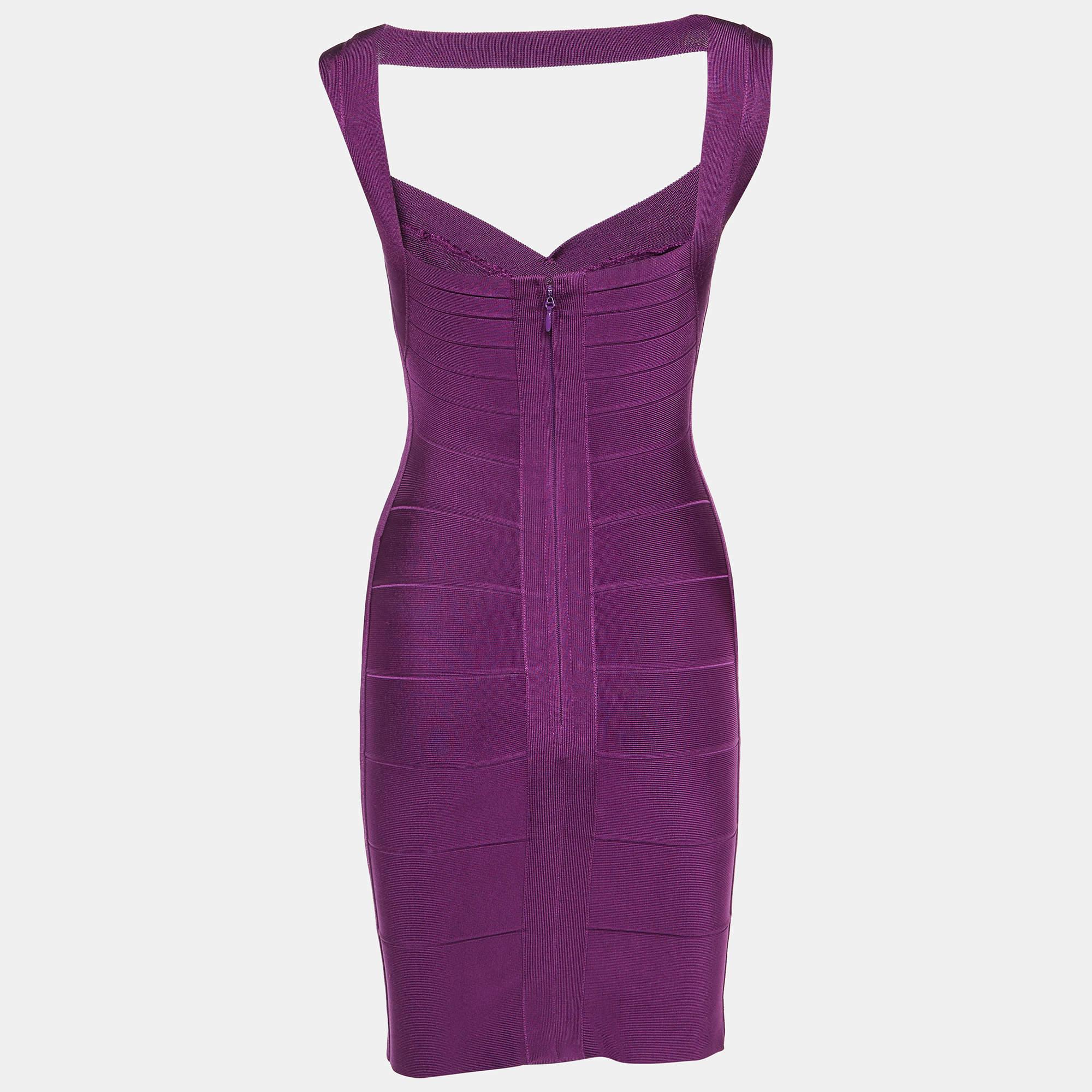 Exhiba un aspecto elegante llevando este precioso vestido de diseño. Confeccionado con un tejido fino, este vestido tiene una silueta chic para un ajuste que enmarca. Estilice la creación con accesorios chic y zapatos de salón.