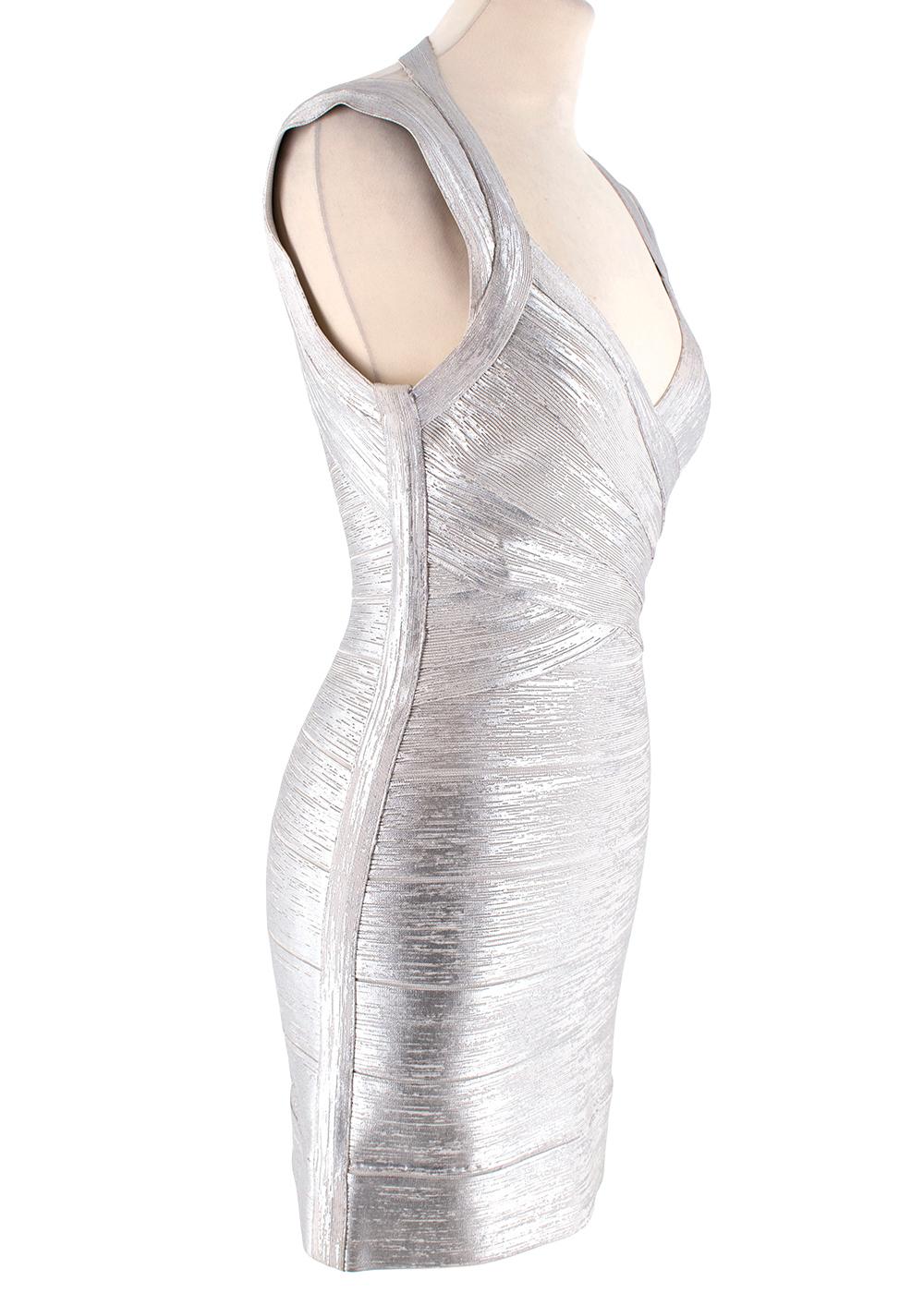 Herve Leger Metallic Open Back Bandage Mini Dress 

- Silberne matte gedruckte Akzente
- Bandage-Design mit Kreuz-Panel auf der Brust & Neckholder/Dicke Spaghetti-Träger 
- Passform um die Taille
- Schweres Material
- Reißverschluss auf der
