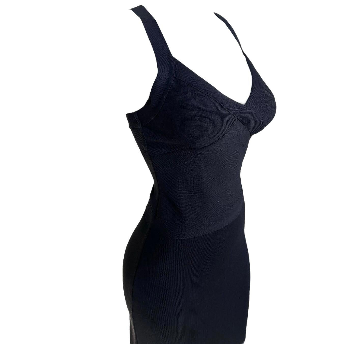 Nos hemos enterado de que los vestidos de tirantes están de moda, ¡y no hay nada mejor que los auténticos! Un original vestido bandage negro de Hervé Legér de los años 90. Abraza esas curvas en todos los lugares adecuados con un abrazo de sujeción