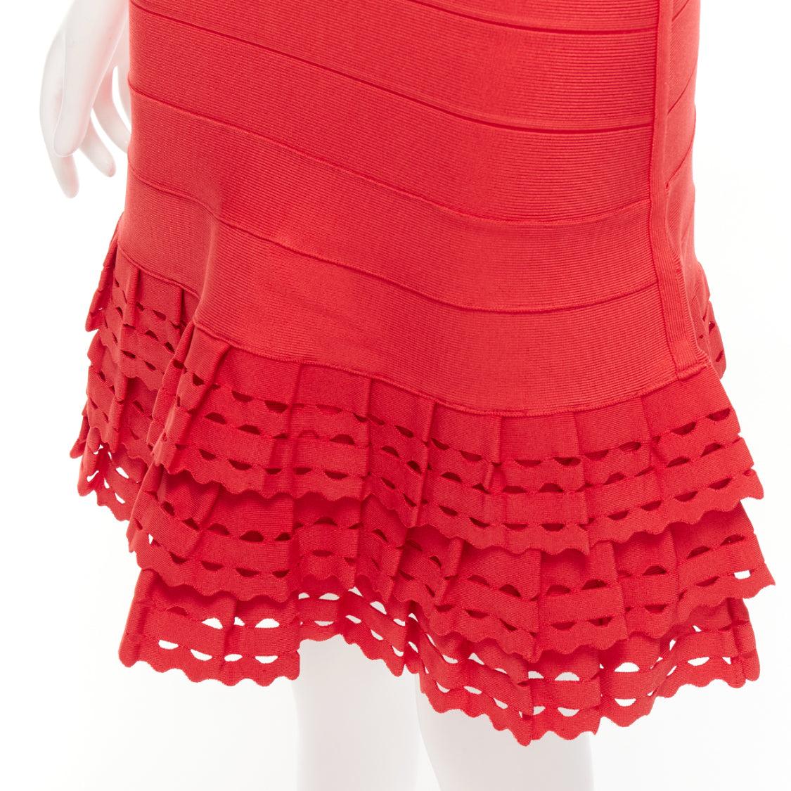 HERVE LEGER vestido acampanado rojo recortado con volantes en el bajo XS
Referencia: LACG/A00386
Marca: Herve Leger
Material: Rayón, Mezcla
Color: Rojo
Patrón: Sólido
Cierre: cremallera
Detalles adicionales: Cremallera trasera.
Fabricado en: