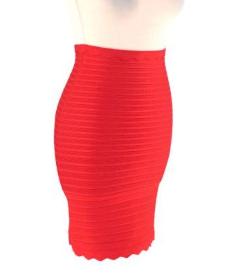 Hervé Léger - Jupe bandage en maille extensible rouge avec ourlet festonné  En vente sur 1stDibs