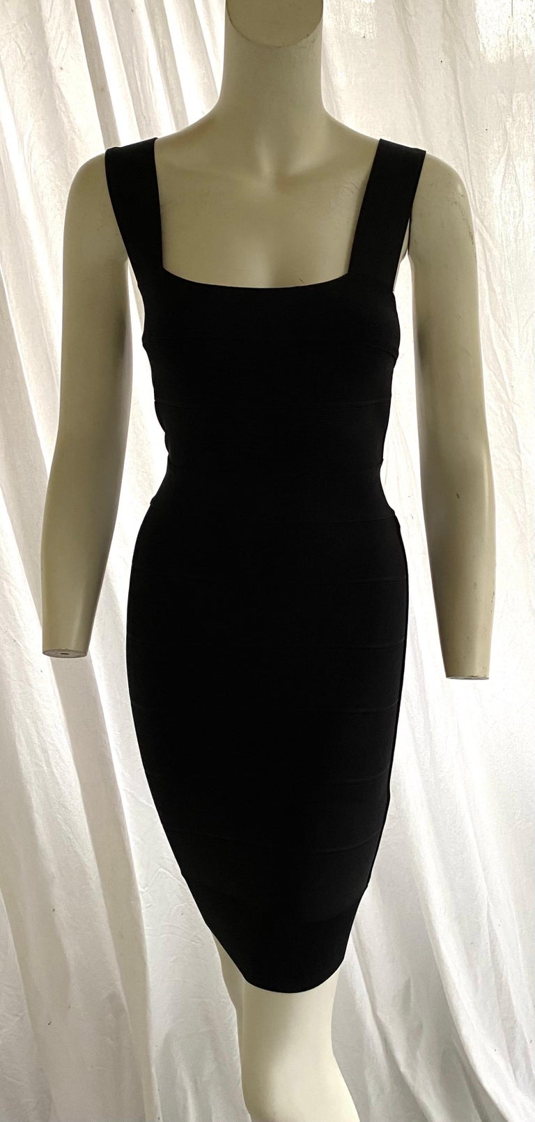 Lovely Herve Leger bandage dress

Size small

Excellent condition we lightened some pics to show detail but this is a true rich black

Short zip up the back

Cross cross

Straps in back

Law Roach says Herve is having a moment and we agree !
This