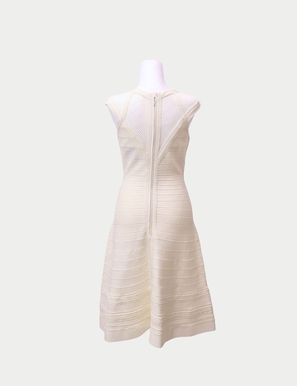 Hervé Léger - Vestito senza maniche con pannello a rete e fasciatura in bianco

Scultoreo e chic, questo abito bianco senza maniche di Hervé Léger combina l'iconica struttura a fascia del marchio con i moderni dettagli dei pannelli in rete.