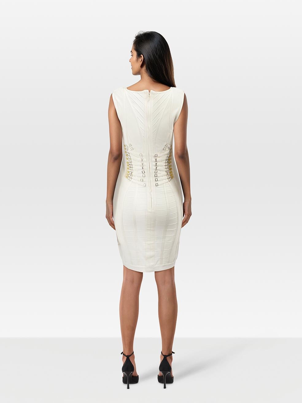 CONDIZIONE: molto buona. L'usura dell'abito è minima. Scolorimento sul davanti e sul retro di questo articolo usato di rivendita della griffe Herve Leger.
 

 

 

 Dettagli
 

 

 Bianco
 

 Rayon
 

 Abito a fascia
 

 Lunghezza al ginocchio
 

