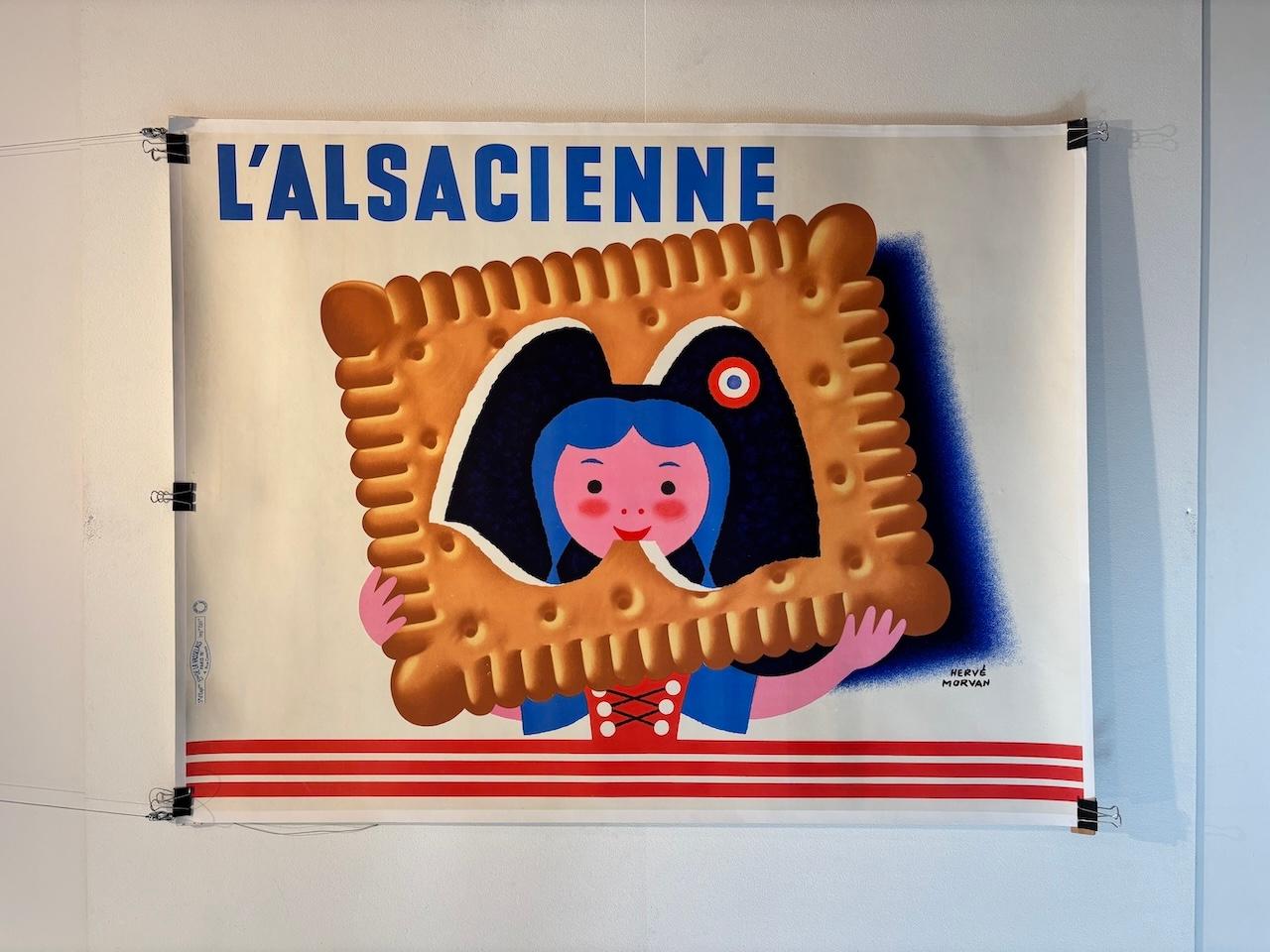 Hervé Morvan L'ALSACIENNE Poster originale d'epoca c.C. 1964

Prodotto nel 1964, questo poster di Herve Morvan mostra una bambina che gusta un biscotto. Questo poster in formato orizzontale si adatta perfettamente a qualsiasi ambiente di