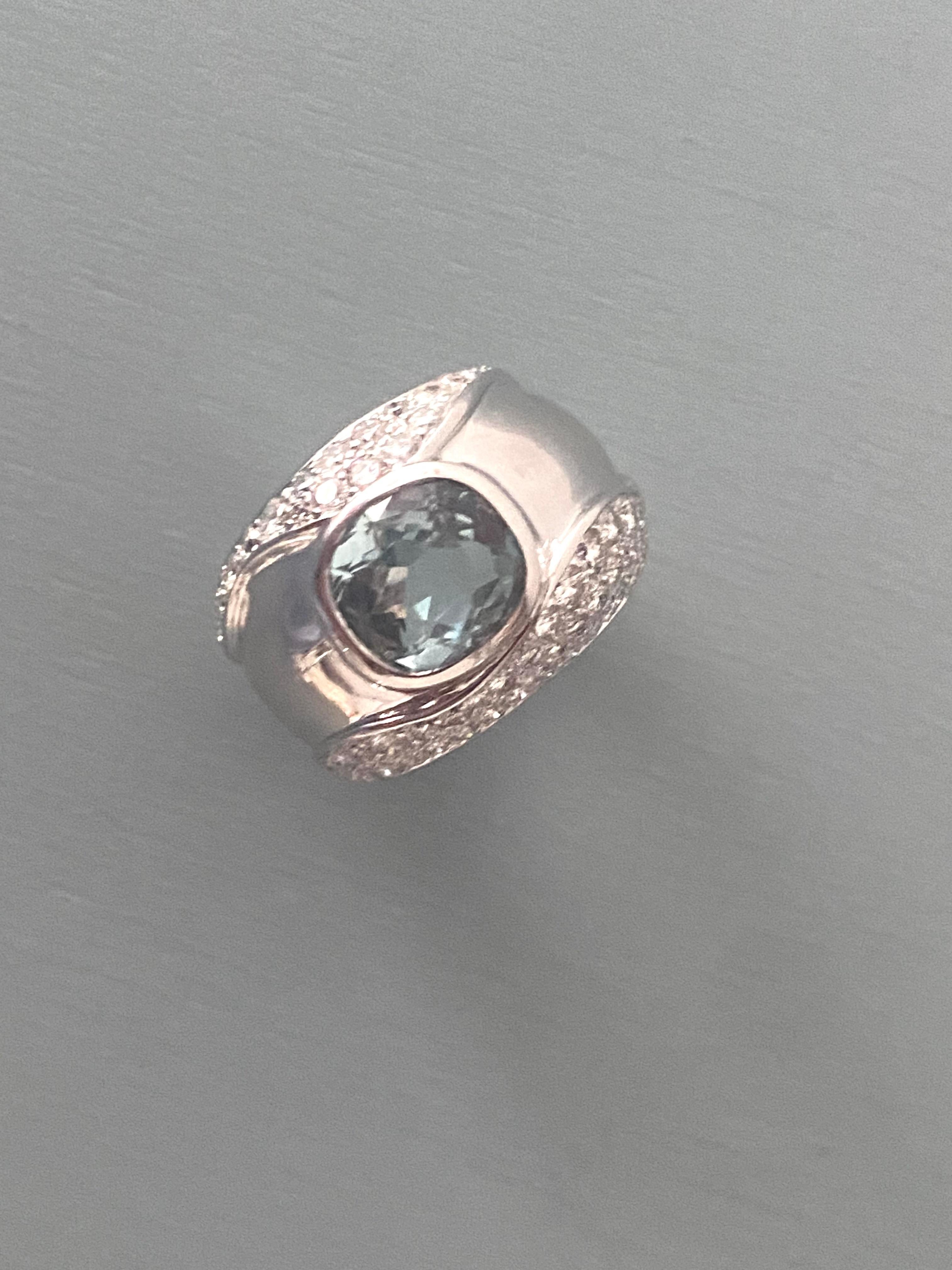 Barrel ring, white gold, cushion-cut aquamarine of approximately 3.17 carats, asymmetrical borders paved with brilliant-cut diamonds, signed, maker's mark, original case, unique piece to order.

Dimension (Width x Length) : 1x1 cm

Note to Customers