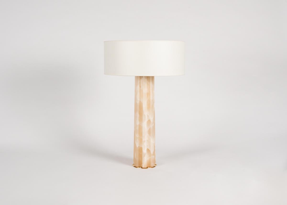 Lampe de table en albâtre avec accents en bronze doré patiné et abat-jour en papier, par Hervé van der Straeten

Monogramme : HV
