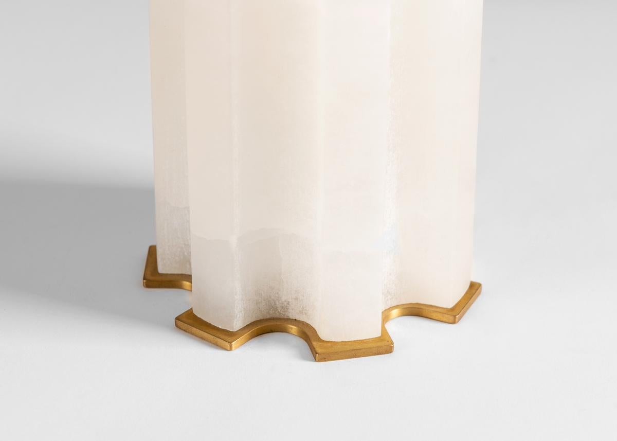 Français Hervé Van Der Straeten, Athéna, lampe à poser en albâtre, abat-jour violet, France, 2012 en vente
