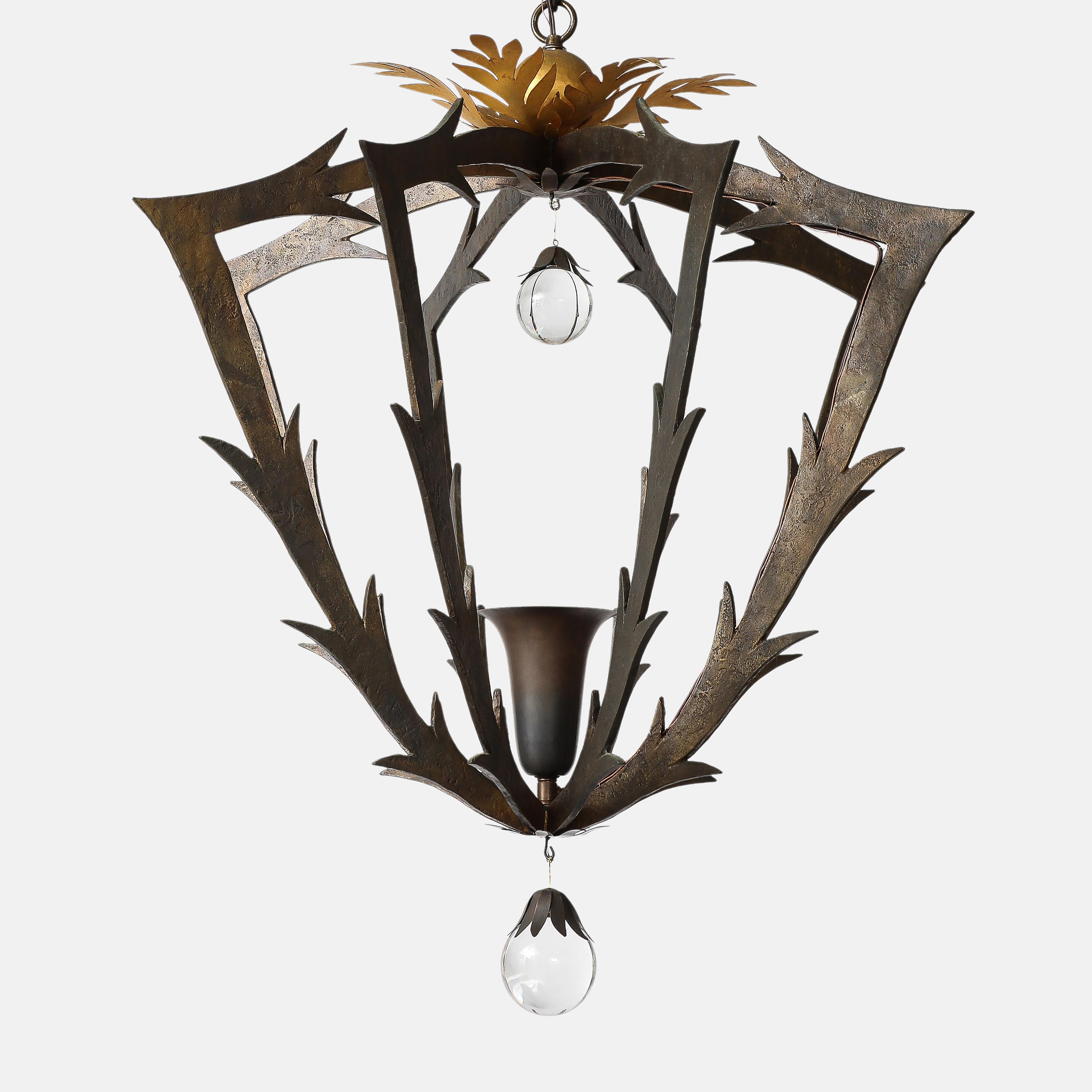 Squisito lampadario o lampada a sospensione di Hervé van der Straeten, modello No. 47, composto da una struttura in bronzo patinato lavorato a mano e da un diffusore a campana con piccole e grandi sfere di vetro lucido pendenti e decorazioni in
