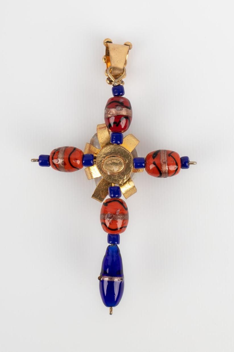 Hervé Van Der Straeten - Cross pendant in gold-plated metal and Murano glass pearls.

Additional information:
Condition: Very good condition
Dimensions: 12 cm x 7.5 cm

Seller Reference: BR105