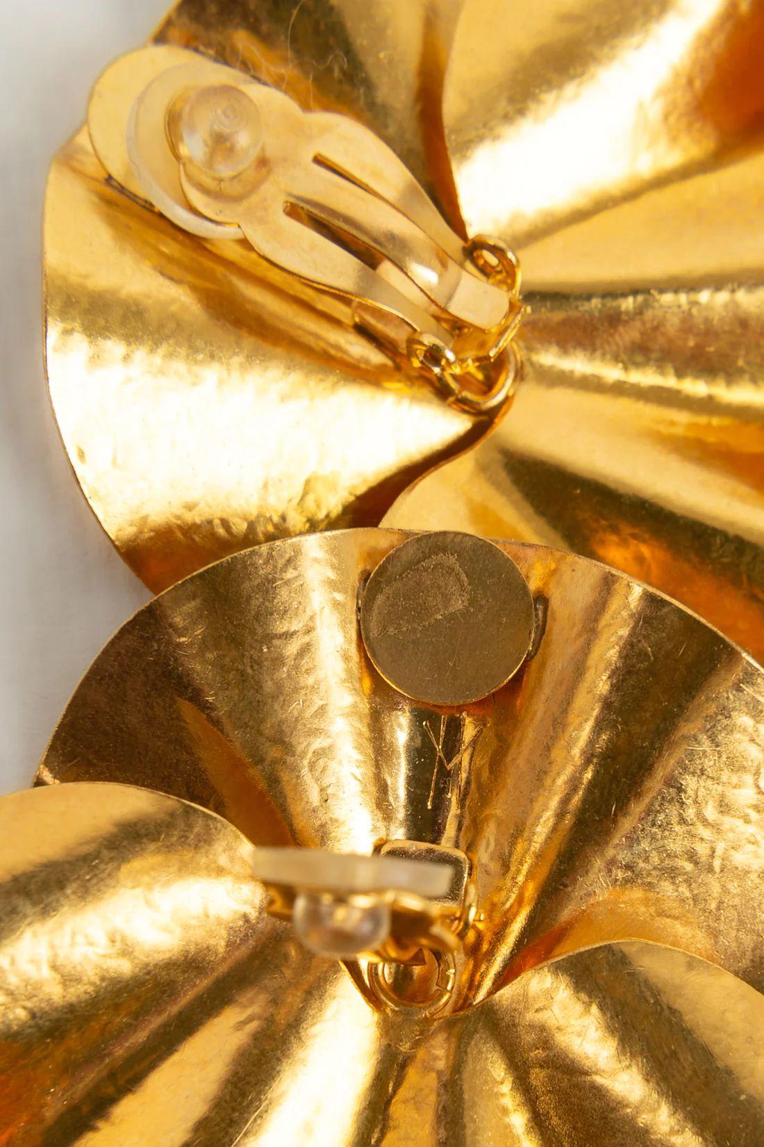 Hervé Van Der Straeten Long Articulated Clip Earrings in Gold Metal In Excellent Condition In SAINT-OUEN-SUR-SEINE, FR