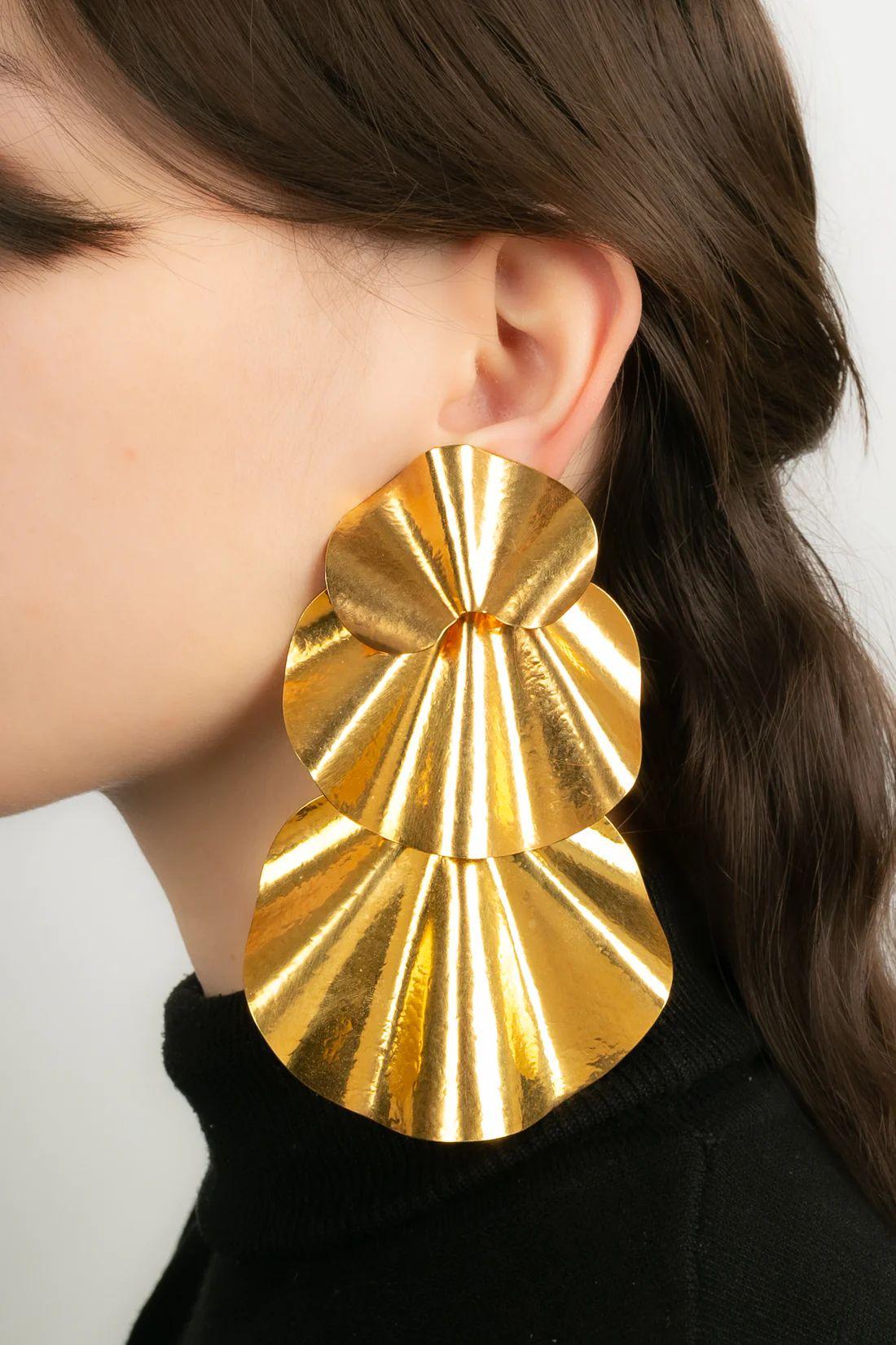 Hervé Van Der Straeten Long Articulated Clip Earrings in Gold Metal 1