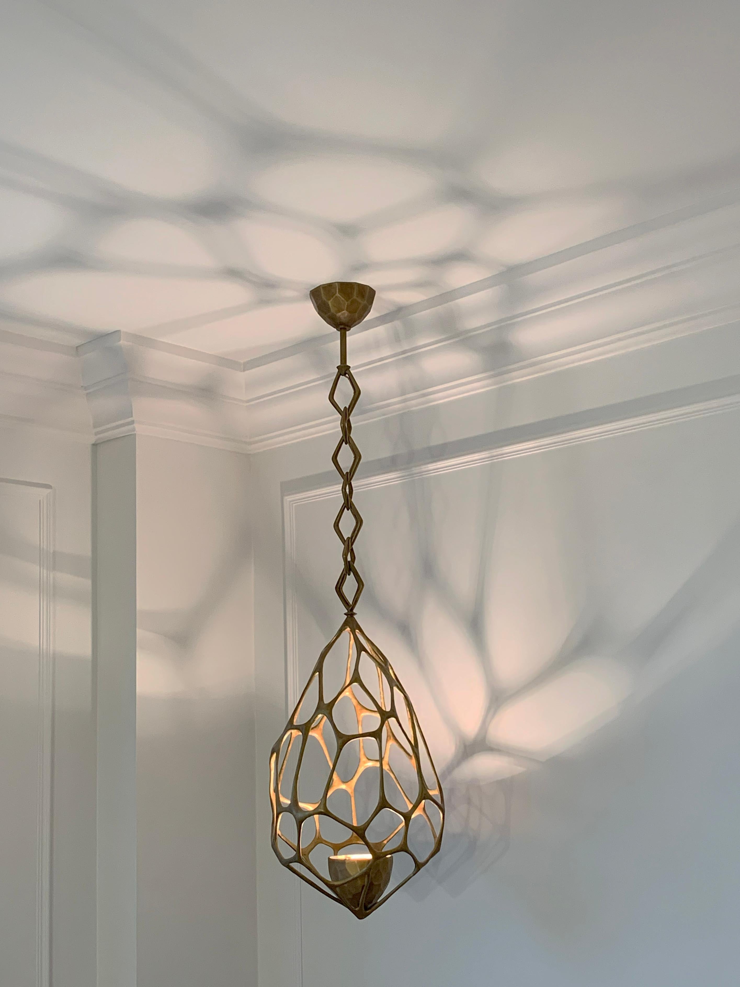 Brutalismo Hervé Van Der Straeten Lustre à Facettes 283 Lampada a sospensione in bronzo, Francia, 2018 in vendita