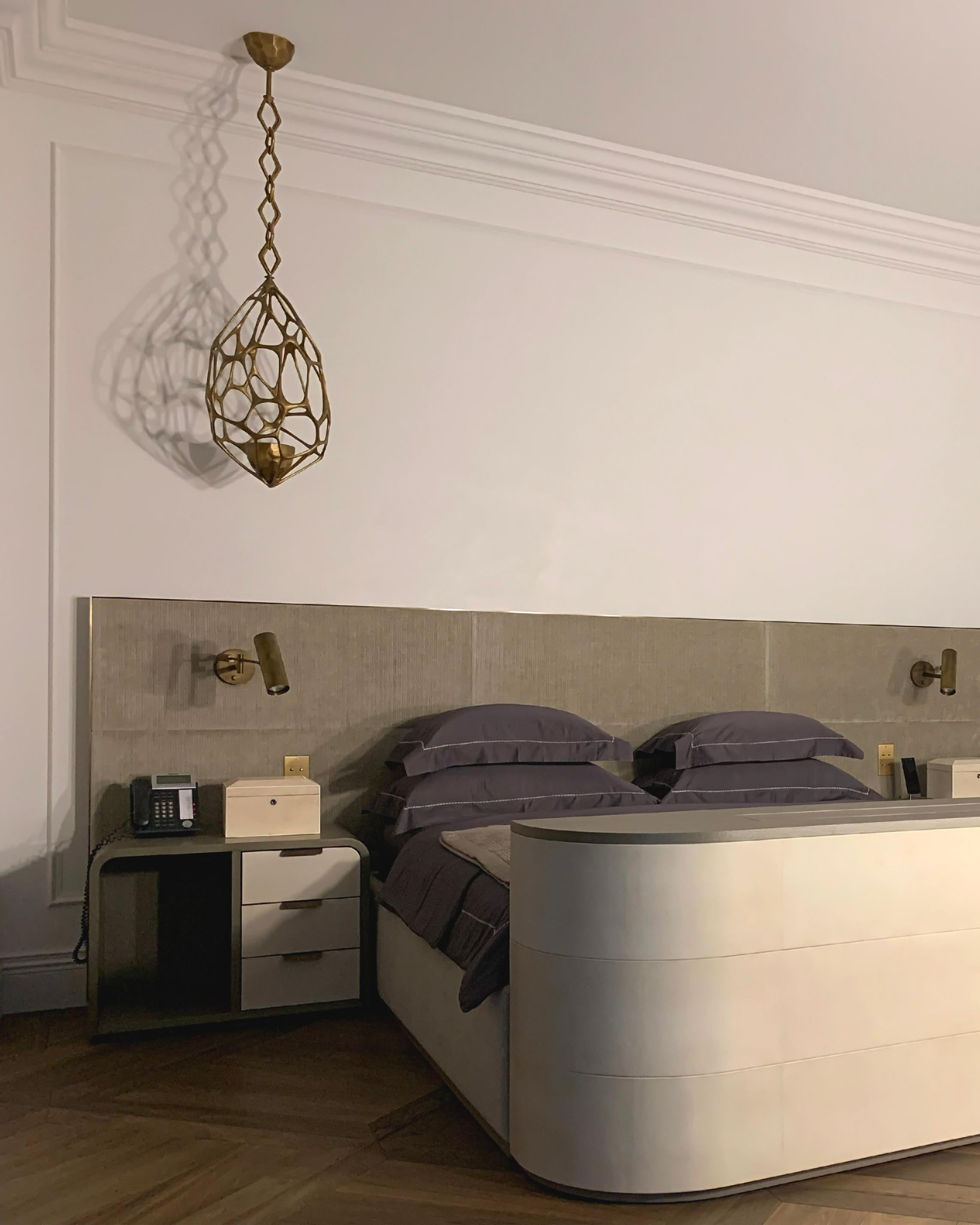 Hervé Van Der Straeten Lustre à Facettes 283 Lampada a sospensione in bronzo, Francia, 2018 in vendita 1